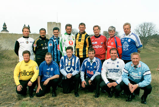 De allsvenska tränarna poserar med UEFA-basen Lennart