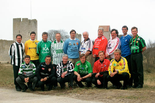 Superettans tränare poserar