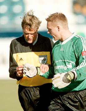 Sundsvalls målvakt Fredrik Sundfors fick dartpilar(!)