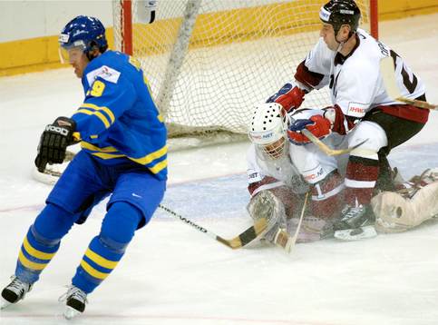 Mikael Renberg snurrar upp letterna så att Aigars Cipruss