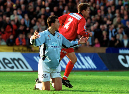 Zlatan Ibrahimovic fälldes av Stefan Alven