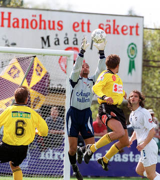  Frederick Enaholo, Malmö kniper bollen framför anstormande Marcus Ringberg och Jens Hermansson, Mjällby