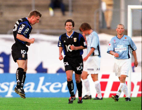  Tomas Rosenkvist hoppas av glädje och jublar med Martin Eriksson. Också i bild, Jörgen Ohlsson, Malmö. 
