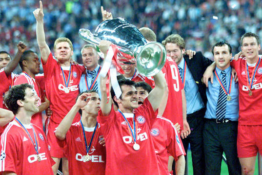  Ciriaco Sforza mit Pokal, Stefan Effenberg, Jens Jeremies, Patrik Andersson,  Michael Tarnat, Bixente Lizarazu (Bayern)  