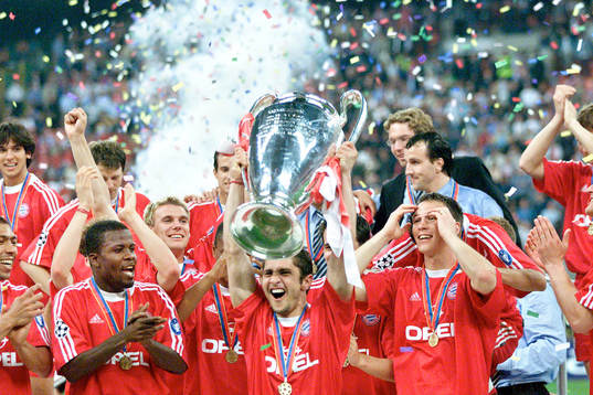  Ciriaco Sforza mit Pokal, Stefan Effenberg, Jens Jeremies, Patrik Andersson,  Michael Tarnat, Bixente Lizarazu (Bayern)  