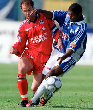 Thomas Olsson och Samuel Wowoah i närkamp