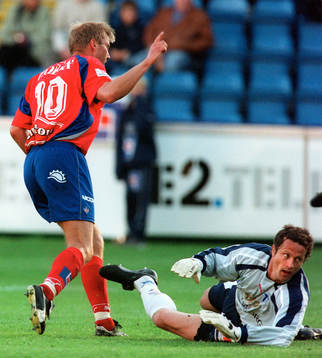  Hans Eklund, Helsingborg jublar efter att ha slagit in bollen bakom en hjälplös Pål Lundin, Trelleborg