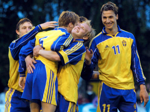 Pontus Farnerud gratuleras av Kim Källström, Mikael