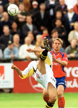 Teddy Lucic, AIK sparkar bort bollen framför Björn