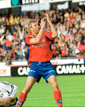 Tvåmålsskytten Hans Eklund, Helsingborg saluterar sitt