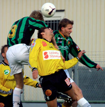  Målskytten Marcus Ringberg i en duell med två GAIS spelare.