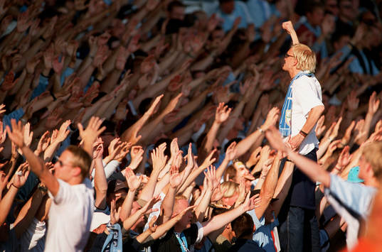 En skog av armar... Malmös supportrar ( fans )