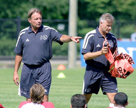 Ajax första träning för säsongen 2001/2002. Tränaren