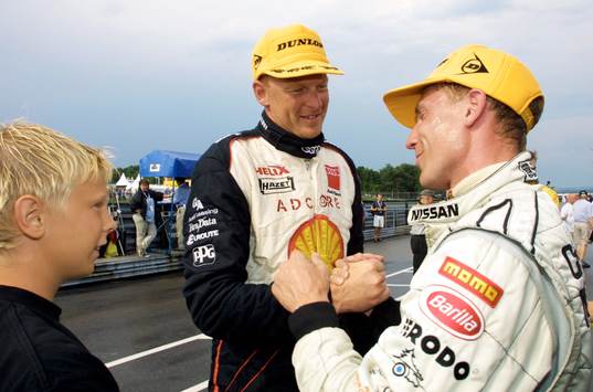  Tommy Kristoffersson  grattas av Carl Rosenblad och sin son