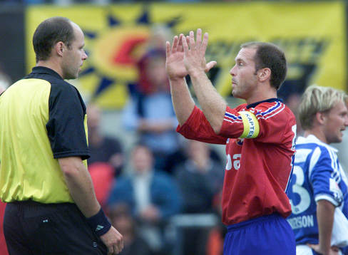 Missnöjd. Magnus Källander, Örgryte diskuterar domslut