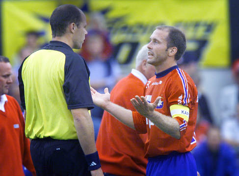 Missnöjd. Magnus Källander, Örgryte diskuterar domslut