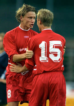 Andreas Klarström gratulerar Stefan Andreassson