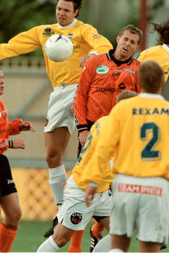  Martin Alm, Malmö i duell med Thomas Westergren, Mjällby.