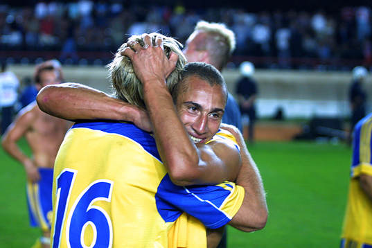  Målskyttarna Anderas Andersson och Henrik Larsson, Sverige jublar efter segern.