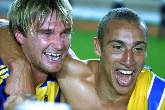  Målskyttarna Anderas Andersson och Henrik Larsson, Sverige jublar efter segern.