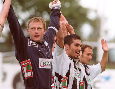  Landskrona jublar efter segern. Målvakten Mats Svensson och målgöraren Hasan Cetinkaya.