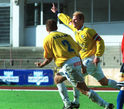  Henrik Nebrelius och Jonas Danielsson jublar efter 2 - 0 målet.