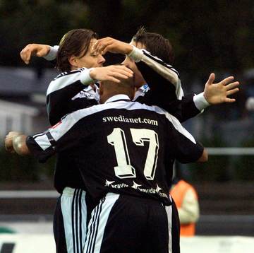  Andreas Yngvesson, Fredric Lundqvist och Cain Dotson, Sundsvall jublar efter Lundqvists 2-3-mål