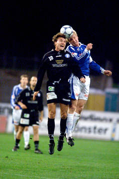 Jonas Nilsson, TFF och Petter Hansson, HBK i nickduell