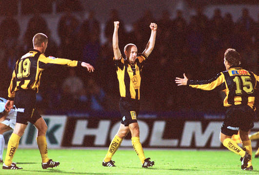 Mikael Göransson, gratuleras av Tuomas Uusimäki och