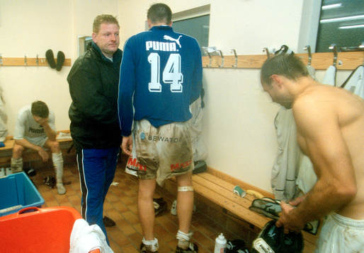 Alf Westerberg tackar Mika Kottila (14) och Tommi Grönlund