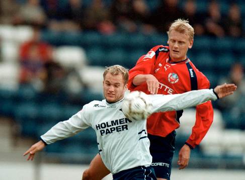  Jonas Wallerstedt, Norrköping i närkamp med Ulrik Jansson, Helsingborg