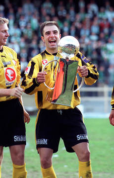  Hammarby, SM-guld, Leif Johanssons pokal. Kennedy Bakircioglu, Hammarby, höjer SM-pokalen.

