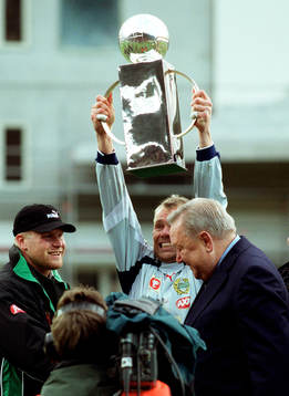 fotboll, Hammarby, SM-guld, Lennart Johanssons pokal. Lennart Johansson lämnar över pokalen till Lasse Eriksson, Hammarby.
