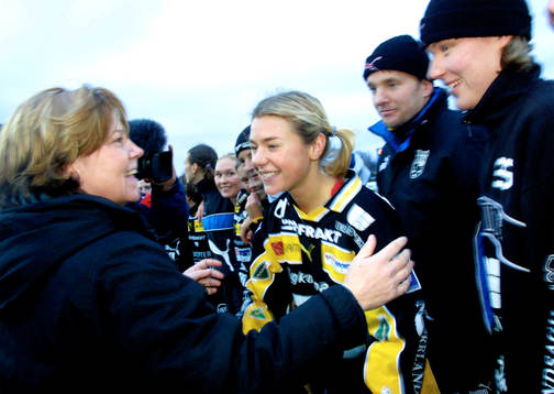  Umeå Svenska Mästare: Tina Nordlund gjorde 3 mål i sista matchen för säsongen och här grattas hon efter matchen av förbundskaptenen och Ulla-Karin Thelin är näst i tur.