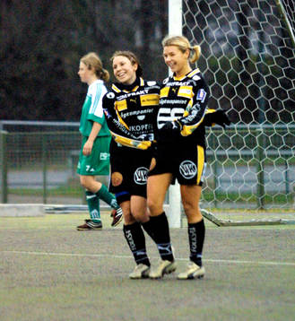  Umeå Svenska Mästare: Tina Nordlund gjorde 3 mål i sista matchen för säsongen och grattas av Hanna Ljungberg.