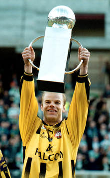  Hammarby Svenska Mästare: Andreas Hermansson med lennart Johanssons Pokal
