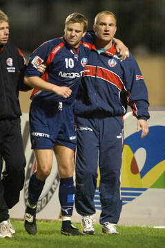 Fotboll, Helsingborg, Hans Eklund leds av planen. skada