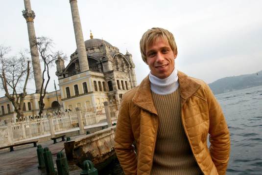 Mattias Asper framför en moské alldeles intill Bosporen