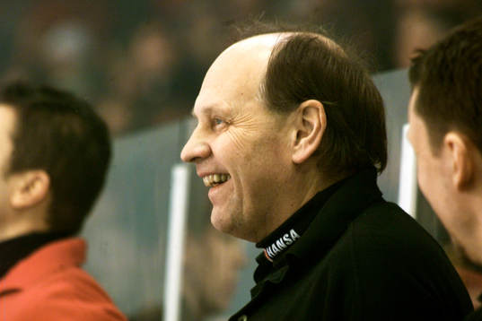 Ishockey, Elitserien, En glad coach i AIK, Tommy Sandlin. 