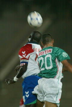  Afrikanska mästerskapen, Algeriet - Liberia : Nickduell, George Weah, Liberia mot Meftah, Algeriet.