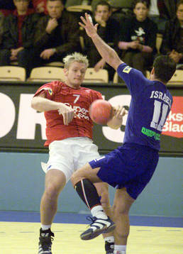 Danmarks Lasse Boesen stoppas av Shay Yafe, Israel