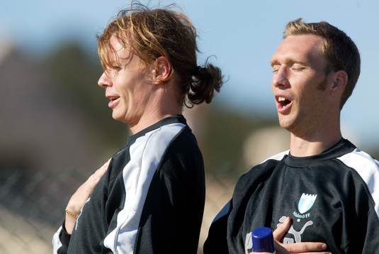  Andreas Yngvesson och Niklas Skoog, Malmö FF sjunger nationalsången efter att ha vunnit en delseger i lagets interna tiokamp.