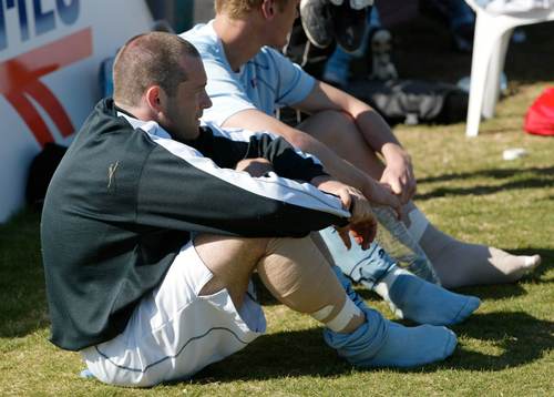  Hans Mattisson sitter besviken och skadad i vaden efter träningsmatchen mot Vålerengen