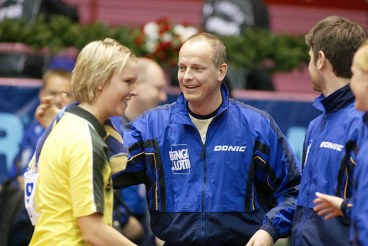  Sandra Johansson, Sverige avgjorde lagmatchen mot Ryssland. Erik Lindh, förbundskapten för damerna, grattar sin vinnare.