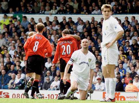  Ole Gunnar Solskjaer gratuleras efter att ha gjort mål.