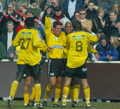  Philip Jonasson har gjort 1-0 och grattas av Mikael Senften och Mattias Rosén (8).