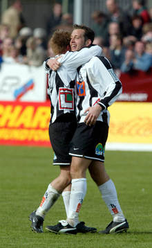 Anders Friberg och Danijel Milovanovic kramas