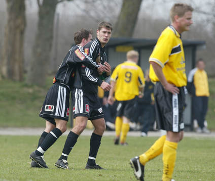  Henrik Edfors har gjort 0-1 och grattas av David Eek.