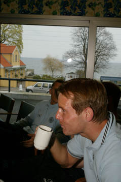 Brian Steen Nielsen tar en kopp fika med havet några meter