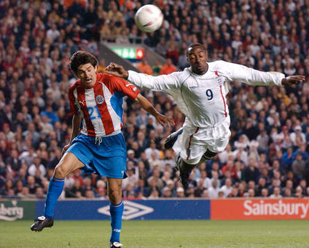  Paraguays Denis Caniza och Englands Darius Vassell.